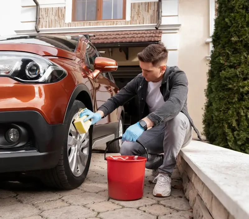 Lavage auto à domicile Mussig : professionnel intervenant sur un véhicule